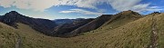 39 In decisa salita sul sentierino di cresta dal Passo al Pizzo Baciamorti...vista panoramica a sud